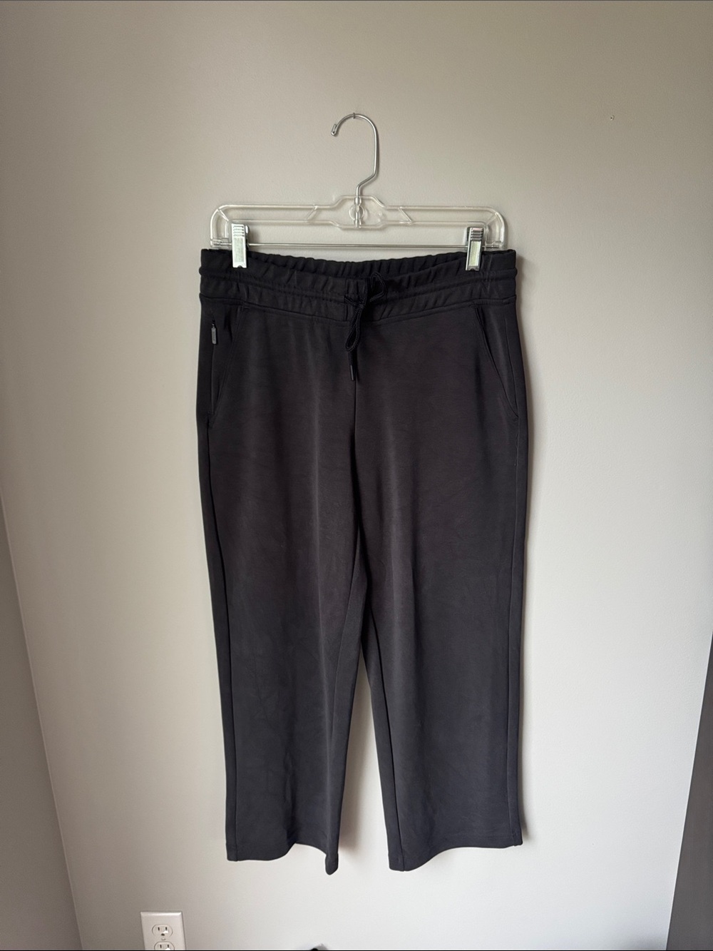 Athleta Seasoft cropped black straight leg pants Size S